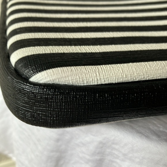 Kate Spade: Black/White Strip Computer Laptop Padded Zip Case/Sleeve - Picture 11 of 16